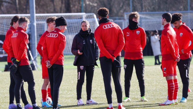A-Junioren Bundesliga: "Am liebsten sollen die Jungs spielen wie der FC Liverpool": Sabrina Wittmann im Kreise ihrer Mannschaft vor einer Bundesligapartie im vergangenen Februar.