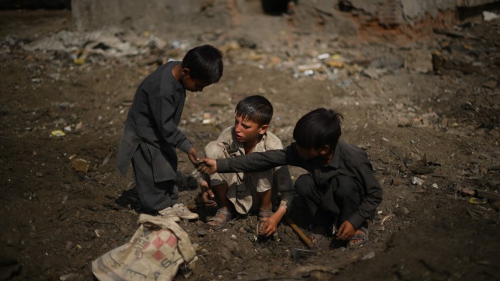 Kinder in Afghanistan: Afghanische Kinder sammeln in Kabul Altmetall.