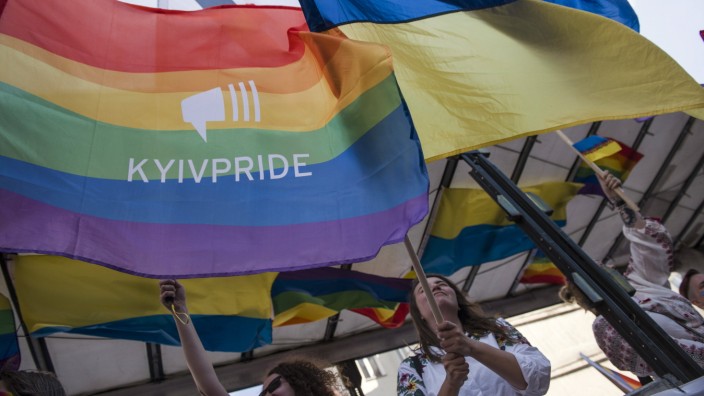 Die ukrainische LGBTQ-Organisation Kyiv Pride nahm im Juni wegen des Krieges an der Pride-Parade im polnischen Warschau teil.