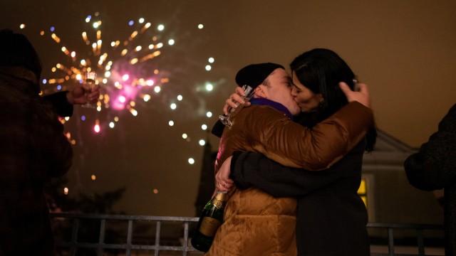 Favoriten der Woche: Funktioniert auch ohne Worte: Jaksch (Jakob Schreier) und Amara (Samira El Ouassil) beim ersten Kuss in der Silvesternacht.