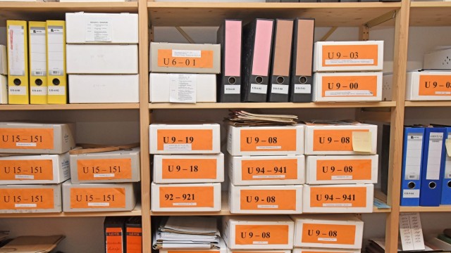 Ortsgedächtnis - Ein Blick in die Archive: SZ-Serie: Ordner, Schachteln und viel Papier: das Grafrather Archiv.