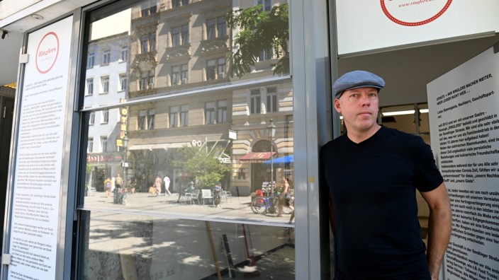 Fußgängerzone: "Wir machen weiter, aber leider nicht hier": Martin Ringler hat an die Schaufenster seines Imbisses einen mannshohen Brief an seine Stammgäste und Nachbarn geklebt.