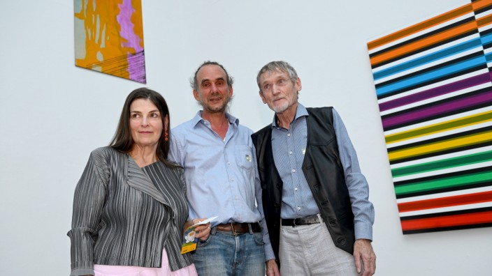 SZenario: Vor leuchtenden Linien: Künstlerin Doris Hahlweg und Künstler Roland Helmer (rechts) mit Tobias Krug, dem Vorsitzenden des Seerosenkreises.