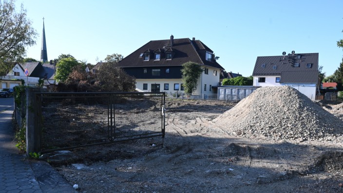 Oberschleißheim: Auf einem Oberschleißheimer Grundstück sind möglicherweise gleich mehrere Umweltsünden begangen worden.