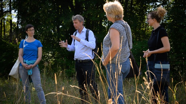 Artenvielfalt: Um die Pflege der Naturlandschaft kümmern sich (von links) Frauke Lücke und Heinz Sedlmeier vom LBV mit Architektin Angelika Ruhland und Veronika Metz vom Staatlichen Bauamt München.