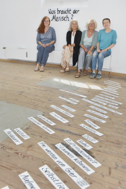 Kultur: Künstlerinnen auf der Suche nach Antworten: Gabriele Schröder (von links), Christina Kühn, Stephanie von Hoyos und Michaela Friedrich.