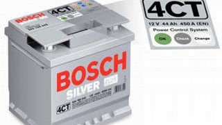 Starterkabel: Manche Batterien wie diese Bosch Silver zeigen von sich aus an, ob sie nachgeladen werden müssen.