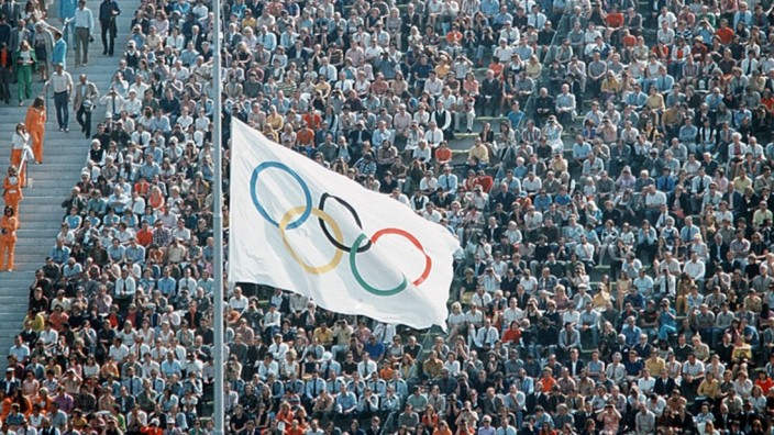 Olympia-Gedenkfeier: Bei der Trauerfeier der Olympischen Spiele 1972 in München weht die Fahne auf Halbmast.