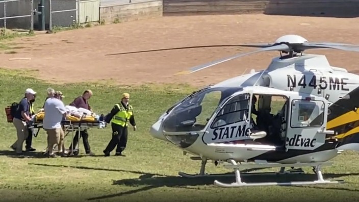 USA: In diesem Videostandbild wird der Autor Salman Rushdie auf einer Trage zu einem Hubschrauber gebracht, der ihn in ein Krankenhaus transportiert.