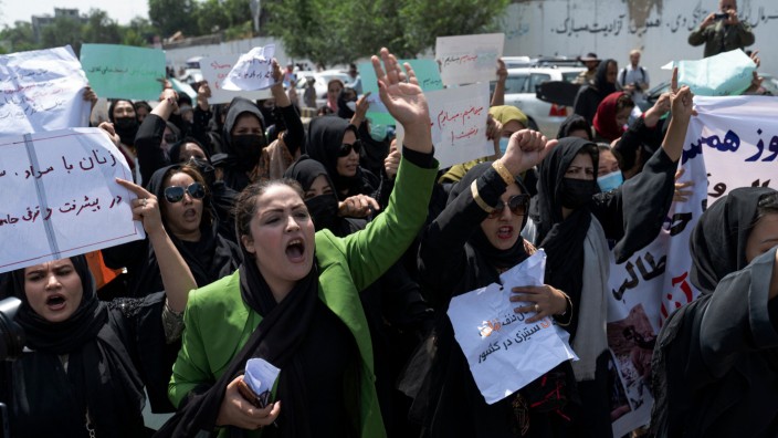 Afghanistan: "Brot, Arbeit, Freiheit!" rufen Frauen, die angesichts der Unterdrückung durch die Taliban für ihre Rechte demonstrieren.