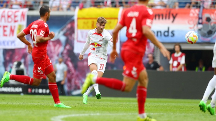 Bundesliga: Der 2. Spieltag: Timo Werner zieht aus der Distanz ab - Kölns Torwart Marvin Schwäbe lässt den Versuch durchrutschen.