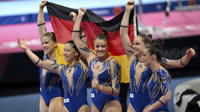 Turnen bei den European Championships: Fünf Frauen holen zusammen Bronze: Elisabeth Seitz, Kim Bui, Emma Malewski, Sarah Voss und Pauline Schäfer-Betz (von links) nach dem Team-Wettkampf.