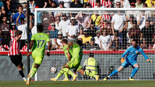 Manchester United: Ball gestohlen, Tor gemacht: Brentfords Mathias Jensen (links) traf nach nicht mal 20 Minuten zum 2:0.