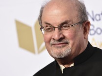 Salman Rushdie 2017 in New York. Bislang hat der 24-jährige Angreifer noch nichts zu seinem Motiv gesagt.