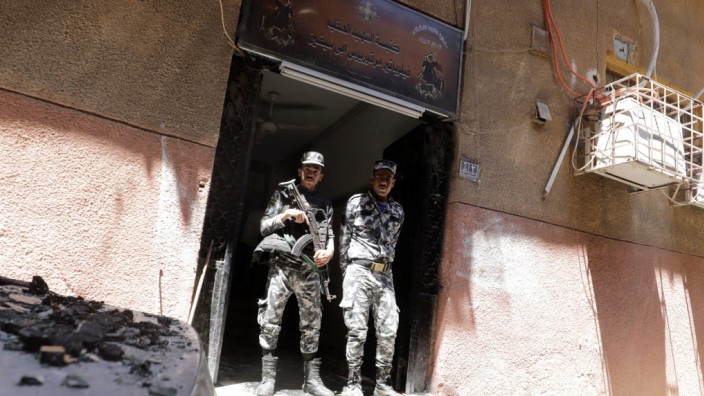 Unglück: Sicherheitskräfte bewachen einen der Eingänge zur Abu Sifin Kirche, dem Unglücksort.