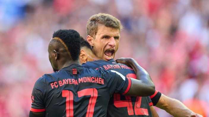 FC Bayern schlägt Wolfsburg: Die neue Bayern-Offensive hat wieder zugeschlagen: Thomas Müller mit Sadio Mané und Jamal Musiala.