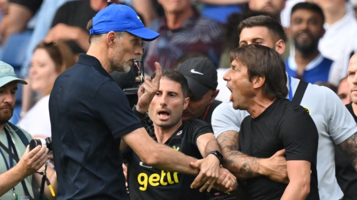 Tuchel vs Conte: Schau mir in die Augen: Chelsea-Coach Thomas Tuchel (links) und Tottenham-Trainer Antonio Conte kommen sich nach dem Schlusspfiff ganz nah.