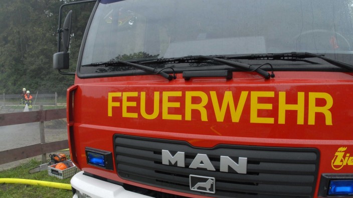 Zwischen Weichs und Markt Indersdorf: Die Feuerwehr Weichs sicherte die Unfallstelle ab.