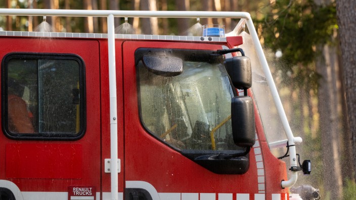 Aus dem Polizeibericht: Im Wald zwischen Königsdorf und Geretsried im Ortsteil Wiesen hat es am Sonntag gebrannt. Die Feuerwehr konnte die Flammen löschen. Die Ursache ist noch nicht ermittelt - allerdings war es bereits der zweite Brand in der Umgebung innerhalb einer Woche.