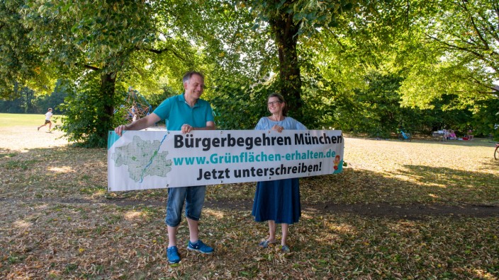 Bürgerbegehren: Stefan Hofmeir und Christine Burger sammeln weiter Unterschriften für das Bürgerbegehren zum Erhalt der Grünflächen.