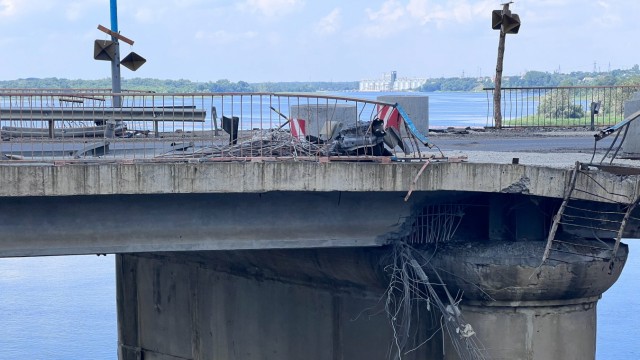 Ukraine-Krieg: An der Straßenbrücke neben dem Kachowka-Staudamm durch den Fluss Dnjepr sind auf diesem Foto vom Samstag schwere Schäden zu erkennen.