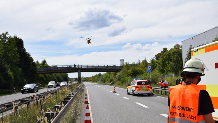 Am Samstagnachmittag: In eine Spezialklinik muss ein 58-jähriger Motorradfahrer am Samstagnachmittag nach einem Unfall auf der B 471 in Geiselbullach geflogen werden.