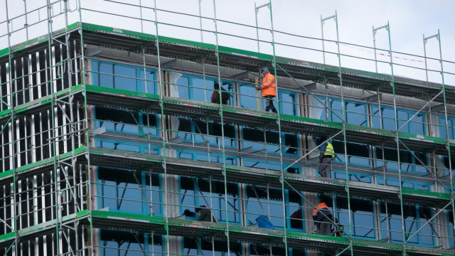 1200 leerstehende Wohnheimplätze: Bauarbeiter am Blauen Haus - es soll im Dezember oder Januar fertig sein.
