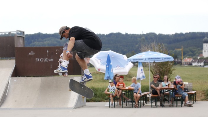 Freizeit in Wolfratshausen: Ein Jahr ist vergangen, seit der Wolfratshauser Skateboardverein eine Bodensanierung am Skatepark durchgeführt hat. Am Samstag wurde mit einem Wettbewerb gefeiert. Hier zeigt Max sein Können.