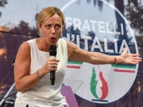 Postfaschisten: Warum Italien über eine dreifarbige Flamme diskutiert
