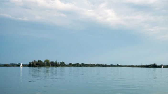 Am Hitze-Sonntag: Der Ammersee ist der drittgrößte See Bayerns. Da kann ein Ausflug durch oder entlang des Sees schonmal länger dauern als erwartet. Den Liebsten aber kann das auch einen Schrecken einjagen.