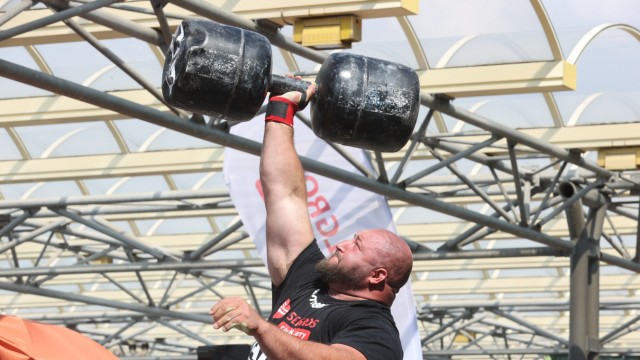 Leute: Dennis Kohlruss stemmt eine 87 Kilo schwere Kurzhantel bei den Strongman-Meisterschaften in Gera.