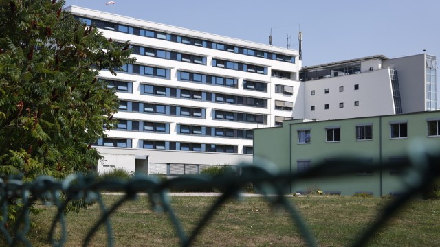 Wohnungsnot im Landkreis Freising: Mehr als dringend werden neue Mitarbeitende für das Klinikum Freising gesucht. Zusagen aber sind oft an das Vorhandensein einer Wohnung geknüpft.
