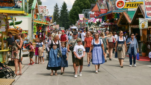 Start des Dachauer Volksfests: Beim Volksfestauftakt herrscht Hochbetrieb auf der Festwiese.