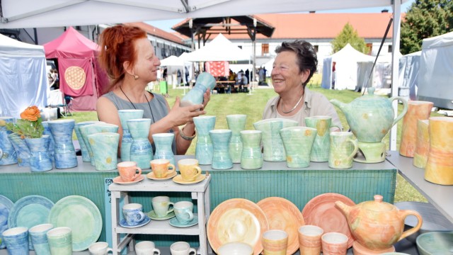 Fürstenfeldbruck: Lidwina Scherrer (links) und Pat Bennett mit "Alltagsgeschirr": Tellern, Vasen, Kannen aus Keramik.