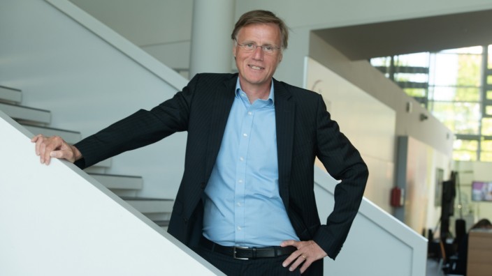 Halbleiterkrise: Seit 28 Jahren arbeitet Jochen Hanebeck bei Infineon, zu seiner Anfangszeit war der Chiphersteller noch Teil des Siemens-Konzerns. Seit April ist der Elektrotechniker Vorstandsvorsitzender des Dax-Unternehmens.