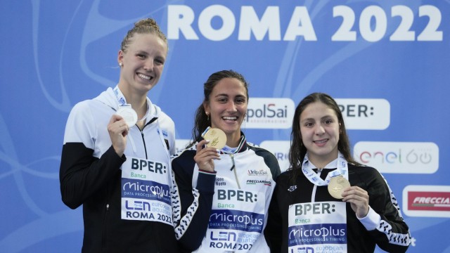 Schwimmen: Die Längste auf dem Treppchen, mit Silber dekoriert: Isabel Gose (von links) lächelt neben der italienischen Europameisterin Simona Quadarella und Merve Tuncel aus der Türkei nach dem 800-Meter-Finale.