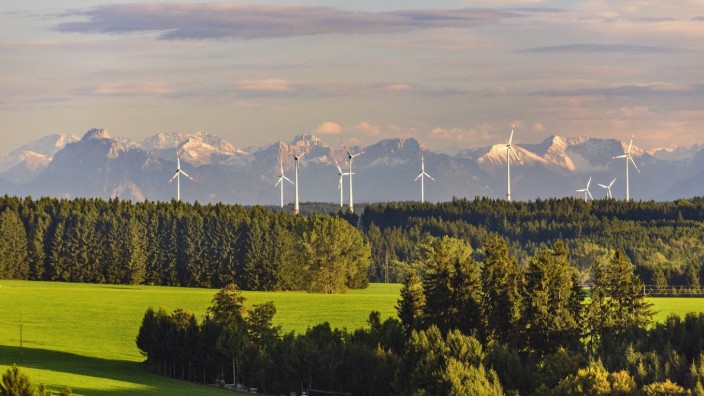 Erneuerbare Energien: Jetzt wird's nochmal kompliziert: An manchen Orten in Bayern soll zwar nicht mehr 10-H gelten, dafür eine 1000-Meter-Abstandsregel für Windräder, zumindest eine zeitlang.