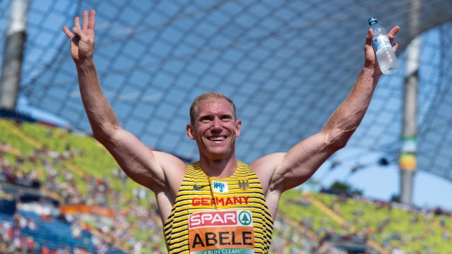 Leichtathletik: Dank ans Publikum: Abele feiert nach seinem Solo-Lauf mit den Zuschauern im Münchner Olympiastadion.