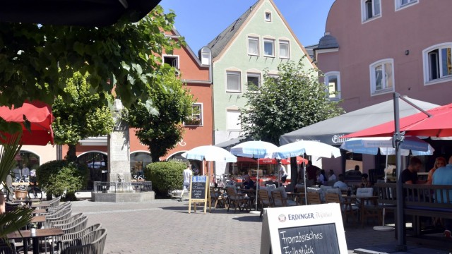SZ-Serie: Abgedreht - Filmkulissen rund um München: Der selbe Blickwinkel auf den Kleinen Platz im Jahr 2022: Die Farben der Häuserfassaden haben sich kaum verändert.