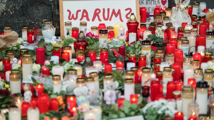 Prozess um Amokfahrt von Trier: Vor der Porta Nigra in Trier haben Menschen zum Gedenken an die Opfer einer Amokfahrt Kerzen aufgestellt.