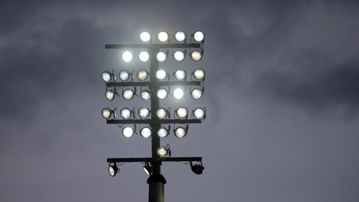 Energiekrise: Das Flutlicht im Karlsruher Wildparkstadion - zuletzt nur teilweise in Betrieb.