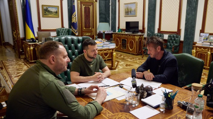 Ukraine: "Wenn wir die Ukraine alleine kämpfen lassen, ist die Seele Amerikas verloren": Sean Penn (v.r.) mit Ukraines Präsident Wolodimir Selenskij und dessen Stabschef Andrij Jermak.