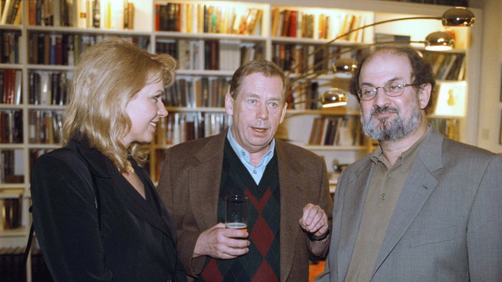 Nach dem Attentat: Anfang der Neunzigerjahre trifft unsere Autorin ihn auf einer Literaturveranstaltung: "der echte, leise sprechende, joviale Salman". Rushdie hier 1998 mit dem tschechischen Präsidenten Vaclav Havel und dessen Frau Dagmar in der Wohnung des britischen Dramatikers Tom Stoppard.