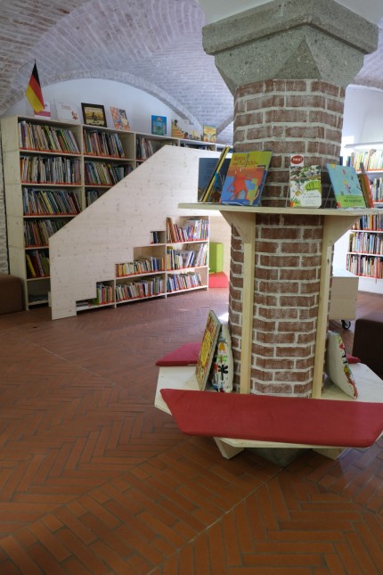 Internationale Jugendbibliothek: Ein neues Regal wurde bereits probeweise in der Bibliothek aufgestellt.