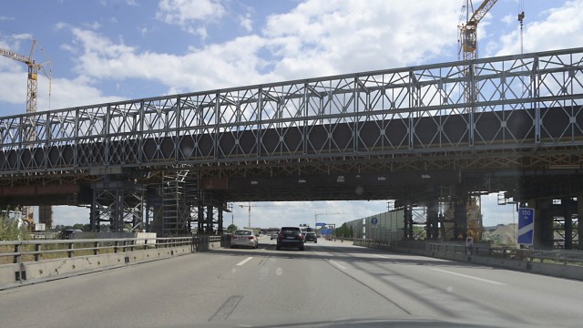 Verkehr: Auf der A 99 gehen die Arbeiten am achtspurigen Ausbau der Umfahrung weiter - dabei werden nahezu alle Brücken neu gebaut.