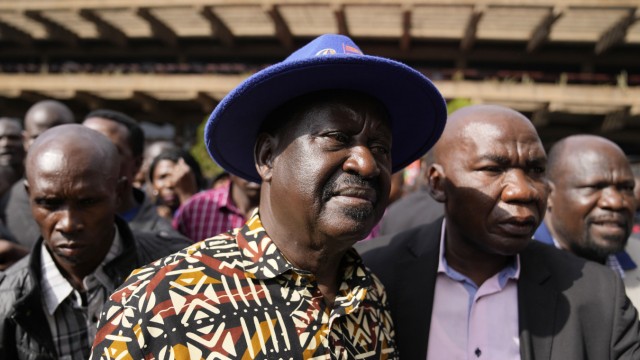 Ostafrika: Mit blauem Hut und schlechter Laune tritt Wahlverlierer Raila Odinga am Dienstag in Nairobi auf.