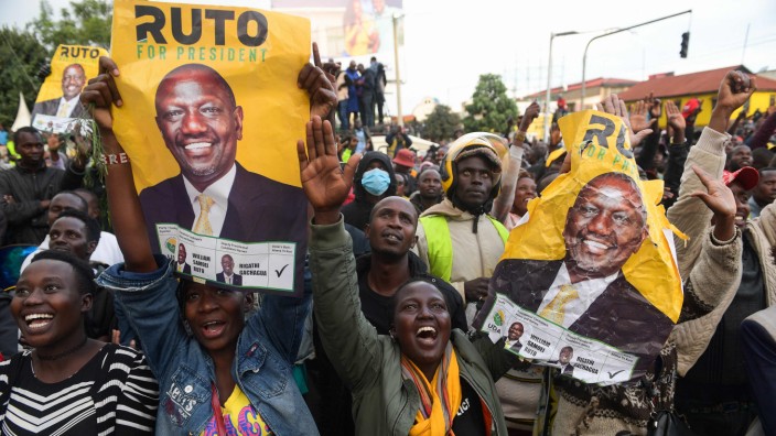 Ostafrika: Unterstützer des offiziellen Wahlsiegers William Ruto feiern Montag auf den Straßen der Großstadt Eldoret im Westen Kenias.