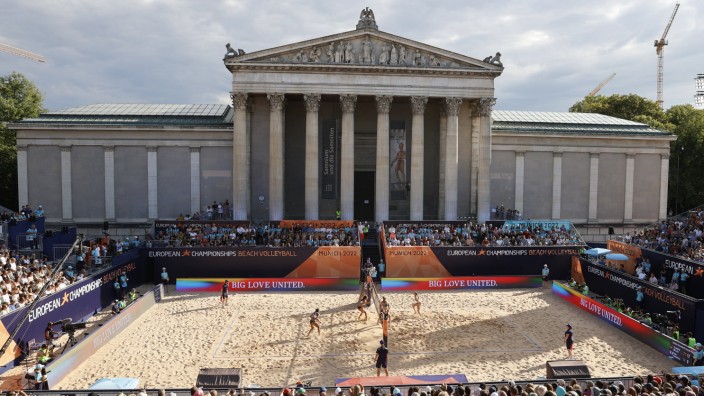 European Championships: Wohl selten spielen Beachvolleyballerinnen vor solch einer historischen Kulisse wie jetzt am Münchner Königsplatz.