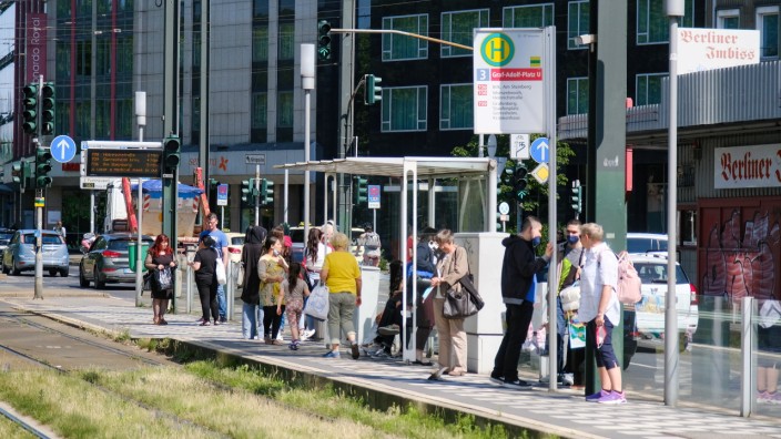 Öffentlicher Nahverkehr: Ob an der Rheinbahn-Haltestelle Graf-Adolf-Platz in Düsseldorf oder anderswo: Der ÖPNV soll günstig bleiben, fordern die Grünen.