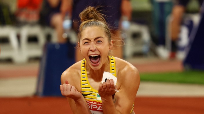 European Championships: Kann im Ziel ihr Glück kaum fassen: Gina Lückenkemper holt sich auf den letzten Metern den EM-Titel über 100 Meter.